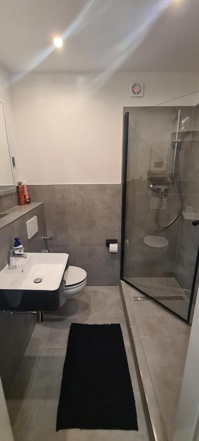 Schoene 2 Zimmer Apartment In Krefeld City, Monteur Wohnung Netflix & Prime Экстерьер фото